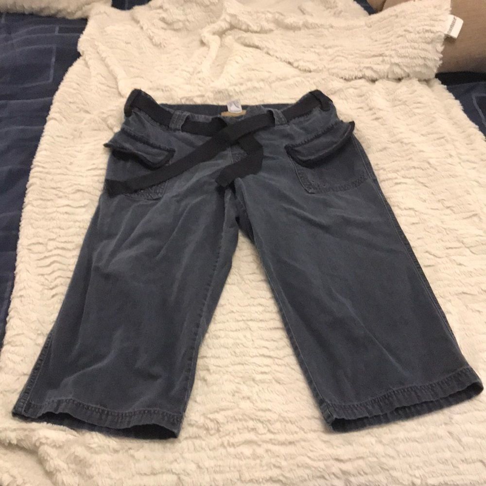 Cute maternity Old Navy capris